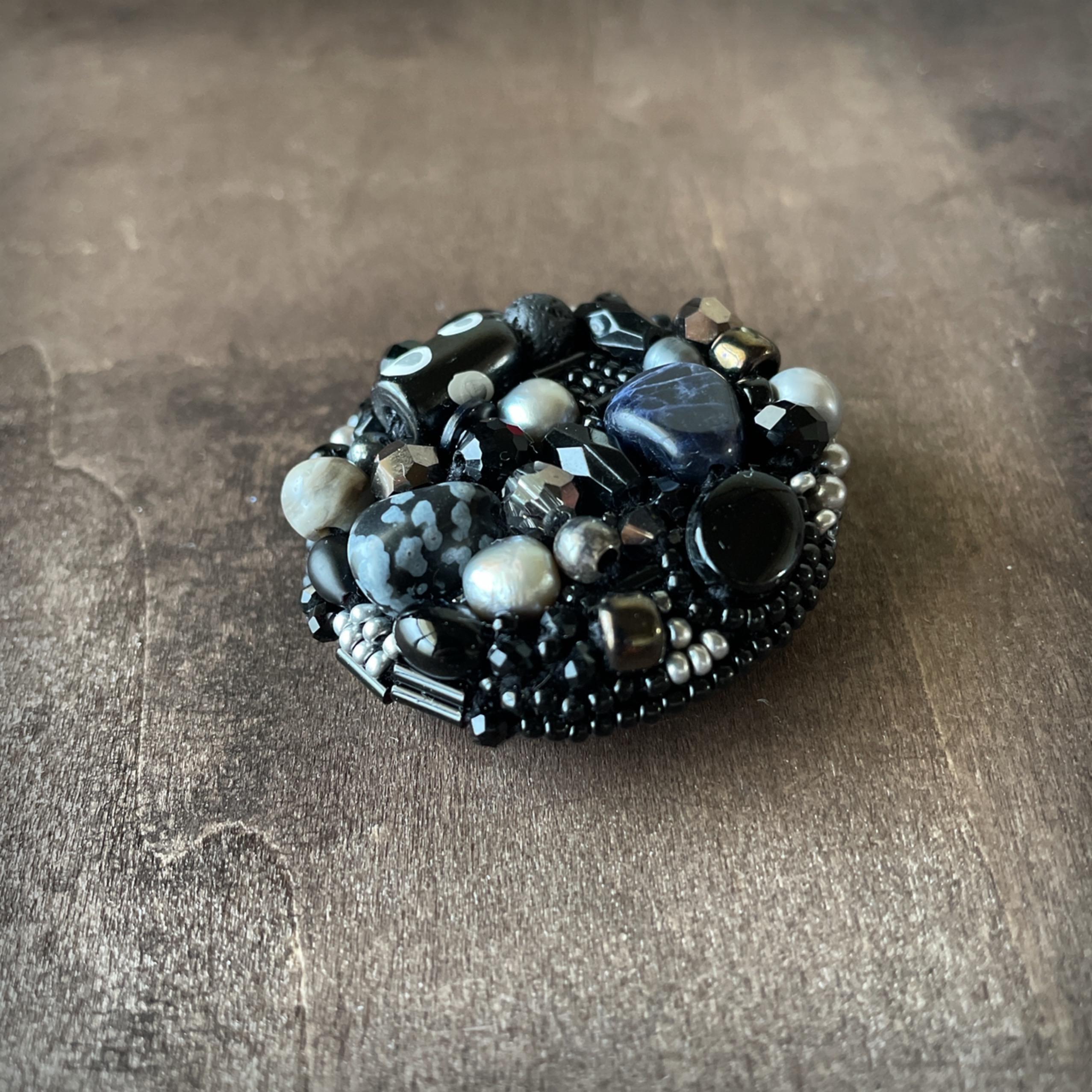 【送料無料】creema限定 1点もの ビーズ刺繍ブローチ・月影