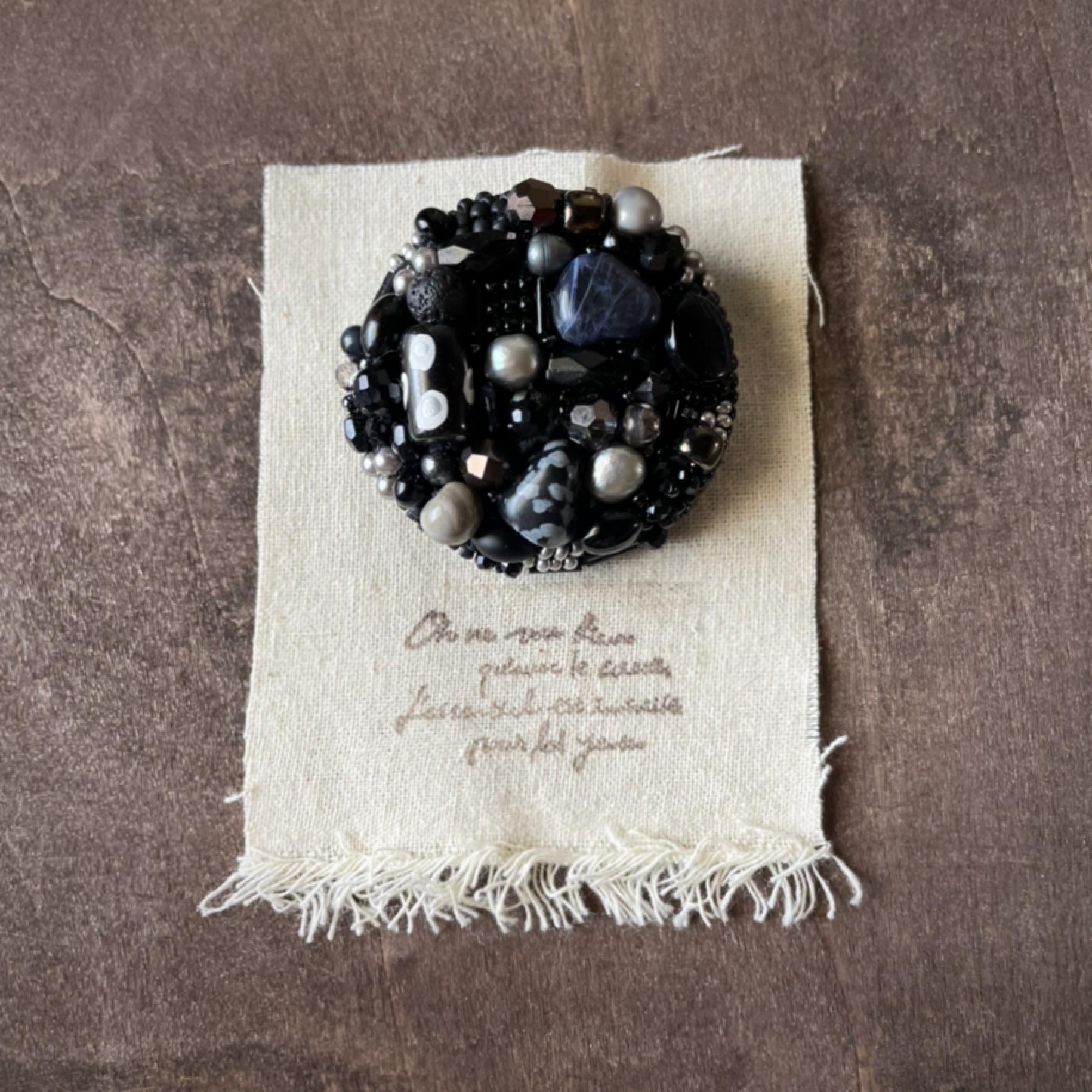 【送料無料】creema限定 1点もの ビーズ刺繍ブローチ・月影