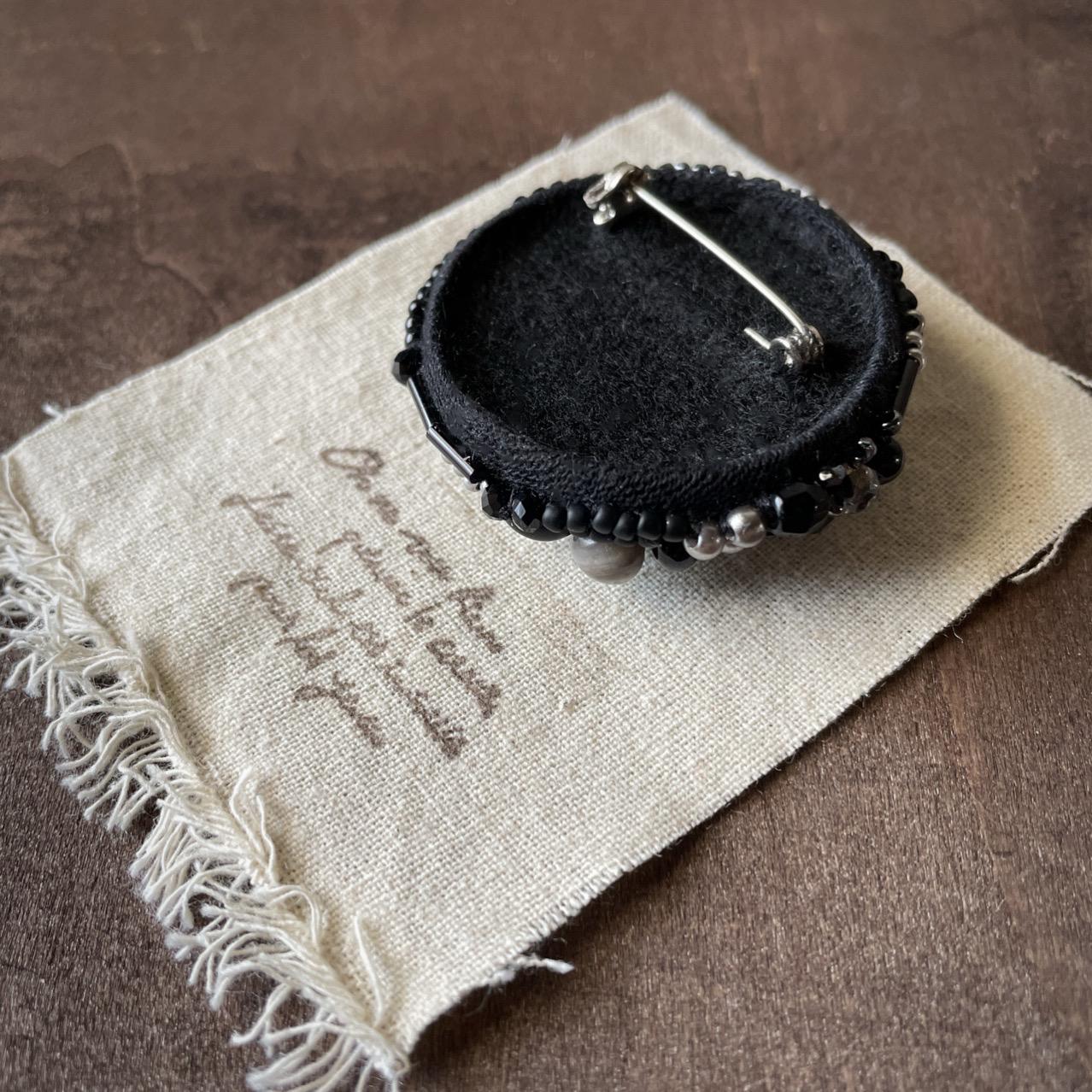 【送料無料】creema限定 1点もの ビーズ刺繍ブローチ・月影