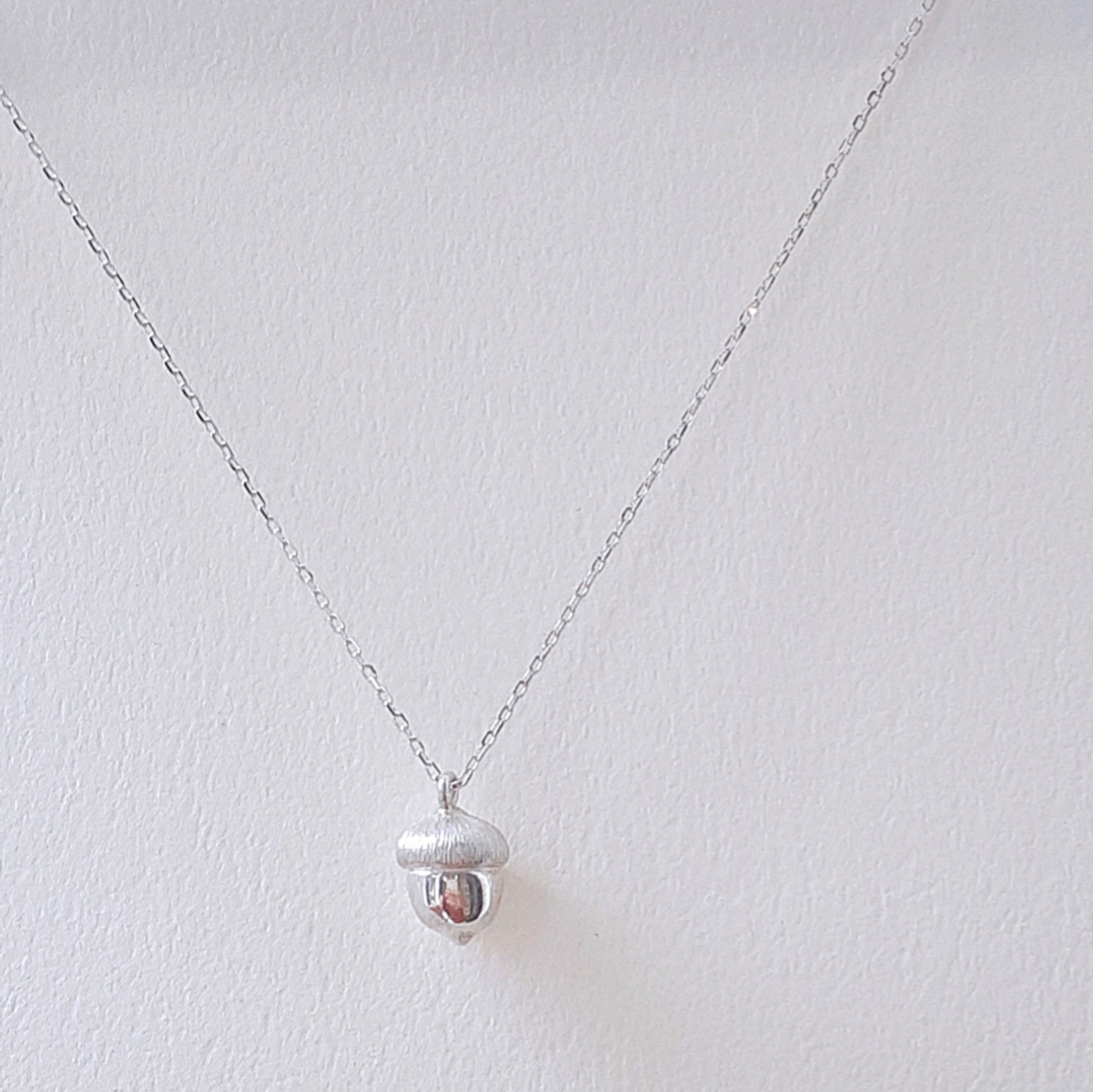 【小さなどんぐりのネックレス】 どんぐりアクセサリー どんぐりネックレス  シルバーどんぐり