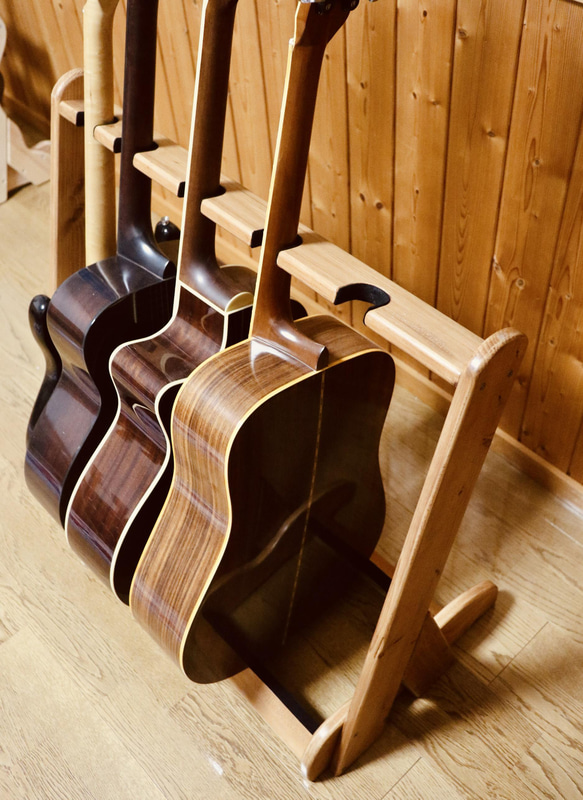 【24時間以内に発送】手作り木工　木製ギタースタンド （チーク）５本掛け 4枚目の画像