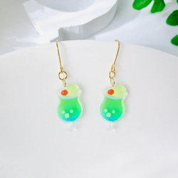 メロンクリームソーダのピアス アレルギー対応可 イヤリング 樹脂ノン