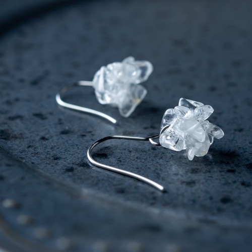天然石水晶さざれ クリスタルボールピアス／イヤリング（シルバー金具