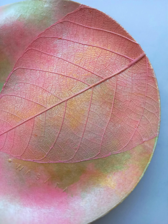 【ONLY ONE ART】アクセサリートレイ（ピンク/サークル)　天然の葉を用いるボタニーペインティング装飾　 2枚目の画像