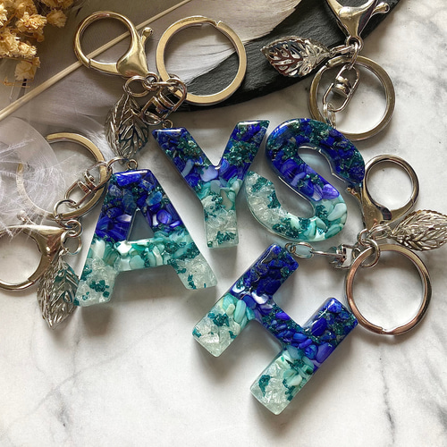 ラピスラズリ♡シェル レジンイニシャルキーホルダー キーホルダー yu