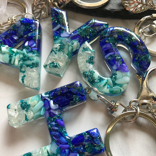 ラピスラズリ♡シェル レジンイニシャルキーホルダー キーホルダー yu