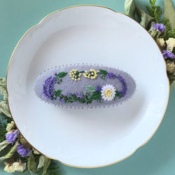 ハーブの刺繍バレッタ　No.243＊ディル＊ローズマリー＊カモミール＊ラベンダーのリース 2枚目の画像