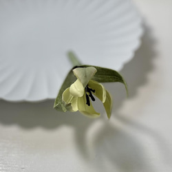 布花シックなグリーンのチューリップコサージュ 5枚目の画像