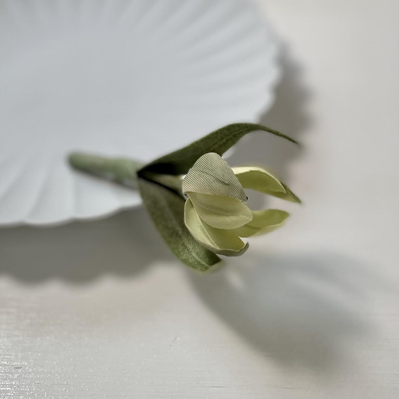 布花シックなグリーンのチューリップコサージュ 4枚目の画像