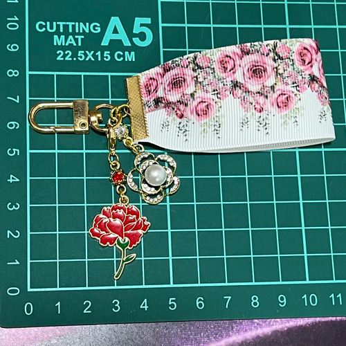 人気❤︎おすすめ【送料無料】♡ フラワーにゃんこのチャーム