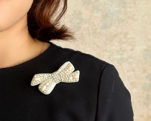 リボンのビーズ織のブローチ 8cf4c0be459dc7a39cc382f1865208