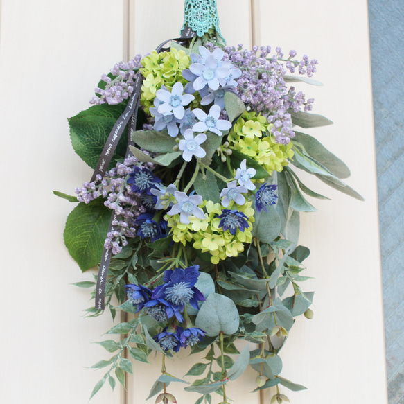 ☆グリーンスワッグ　アーティフィシャルフラワーのユーカリとブルーのお花　お洒落な造花の花束です 11枚目の画像