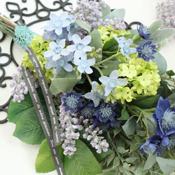 ☆グリーンスワッグ　アーティフィシャルフラワーのユーカリとブルーのお花　お洒落な造花の花束です 6枚目の画像