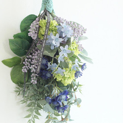 ☆グリーンスワッグ　アーティフィシャルフラワーのユーカリとブルーのお花　お洒落な造花の花束です 3枚目の画像