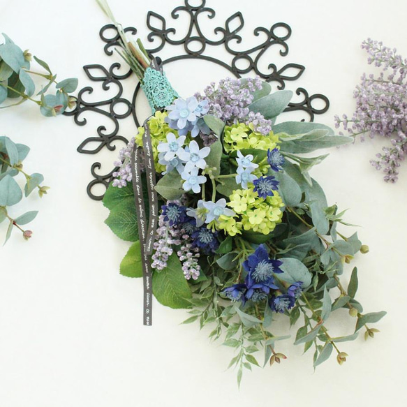 ☆グリーンスワッグ　アーティフィシャルフラワーのユーカリとブルーのお花　お洒落な造花の花束です 1枚目の画像