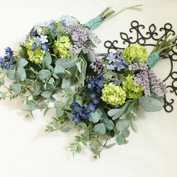 ☆グリーンスワッグ　アーティフィシャルフラワーのユーカリとブルーのお花　お洒落な造花の花束です 16枚目の画像