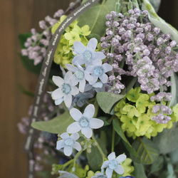 ☆グリーンスワッグ　アーティフィシャルフラワーのユーカリとブルーのお花　お洒落な造花の花束です 9枚目の画像
