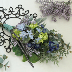 ☆グリーンスワッグ　アーティフィシャルフラワーのユーカリとブルーのお花　お洒落な造花の花束です 7枚目の画像