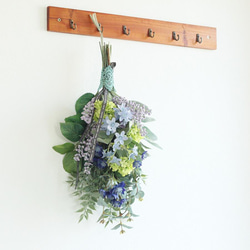 ☆グリーンスワッグ　アーティフィシャルフラワーのユーカリとブルーのお花　お洒落な造花の花束です 2枚目の画像