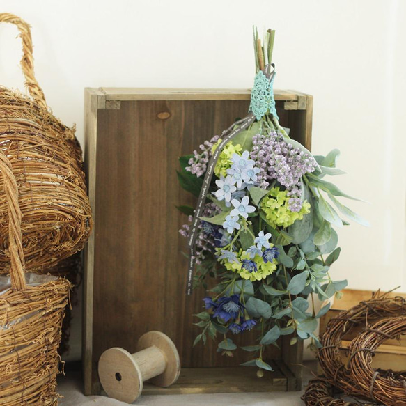 ☆グリーンスワッグ　アーティフィシャルフラワーのユーカリとブルーのお花　お洒落な造花の花束です 4枚目の画像