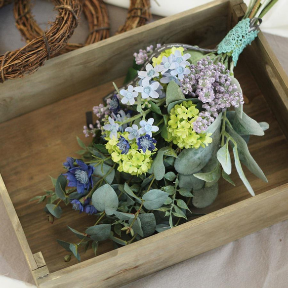 ☆グリーンスワッグ　アーティフィシャルフラワーのユーカリとブルーのお花　お洒落な造花の花束です 15枚目の画像