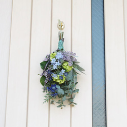 ☆グリーンスワッグ　アーティフィシャルフラワーのユーカリとブルーのお花　お洒落な造花の花束です 10枚目の画像
