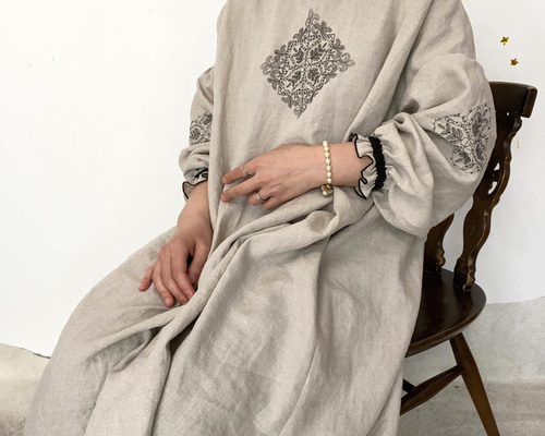 45rpm　リネン　コットン　ワンピース　生成り　刺繍　ゆったり Ladies ] ソロチカ刺繍のリネンギャザーワンピース -beige- ワンピース