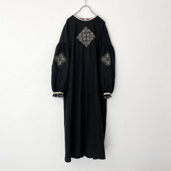 [ Ladies ] ソロチカ刺繍のリネンギャザーワンピース -black- 7枚目の画像