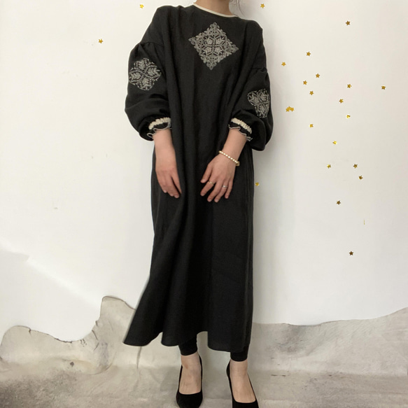 [ Ladies ] ソロチカ刺繍のリネンギャザーワンピース -black- 4枚目の画像