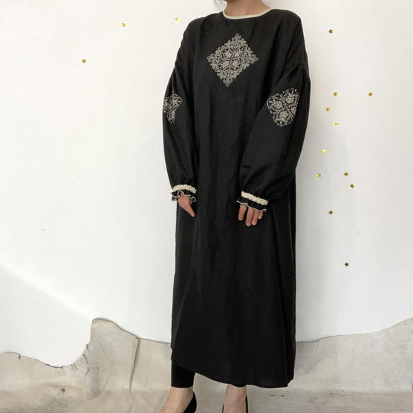[ Ladies ] ソロチカ刺繍のリネンギャザーワンピース -black- 5枚目の画像