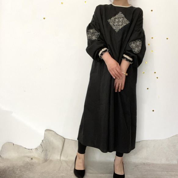 [ Ladies ] ソロチカ刺繍のリネンギャザーワンピース -black- 2枚目の画像