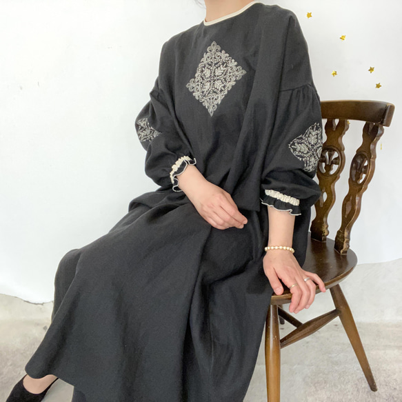 [ Ladies ] ソロチカ刺繍のリネンギャザーワンピース -black- 1枚目の画像