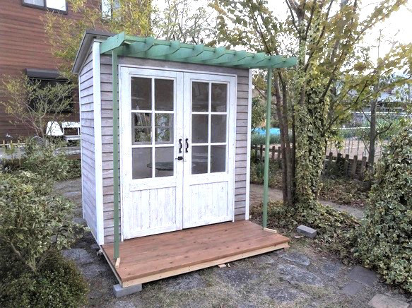 シャビーな木製ガーデンハウス（休憩小屋バージョン）組み立てキット 1枚目の画像