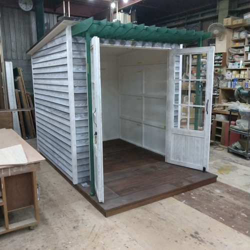 シャビーな木製ガーデンハウス（休憩小屋バージョン）組み立てキット  