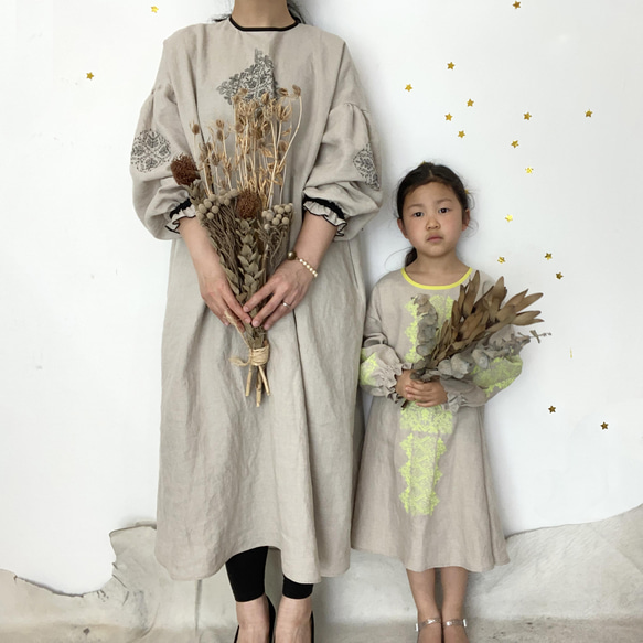 [ 親子セット ] ソロチカ刺繍のリネンギャザーワンピース -beige- 1枚目の画像
