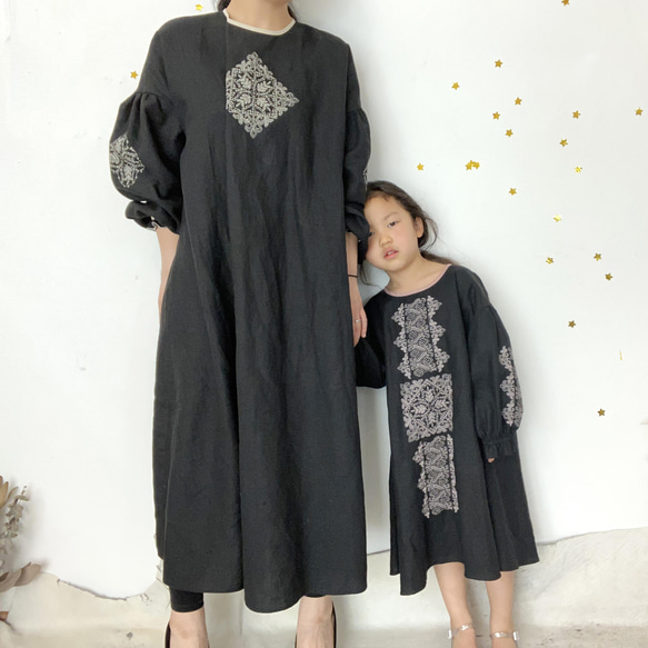 [ 親子セット ] ソロチカ刺繍のリネンギャザーワンピース -black- 6枚目の画像