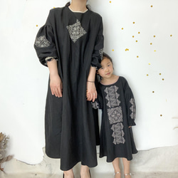 [ 親子セット ] ソロチカ刺繍のリネンギャザーワンピース -black- 2枚目の画像