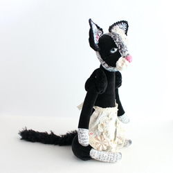 黒白ハチワレ猫のぬいぐるみ テディベアタイプ 27cm（cat）猫のアップリケとレースコラージュのエプロン 10枚目の画像
