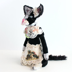 黒白ハチワレ猫のぬいぐるみ テディベアタイプ 27cm（cat）猫のアップリケとレースコラージュのエプロン 5枚目の画像