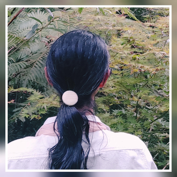 草木染め手織り絹織物のヘアゴム-花咲く野原のパステルカラー 6枚目の画像