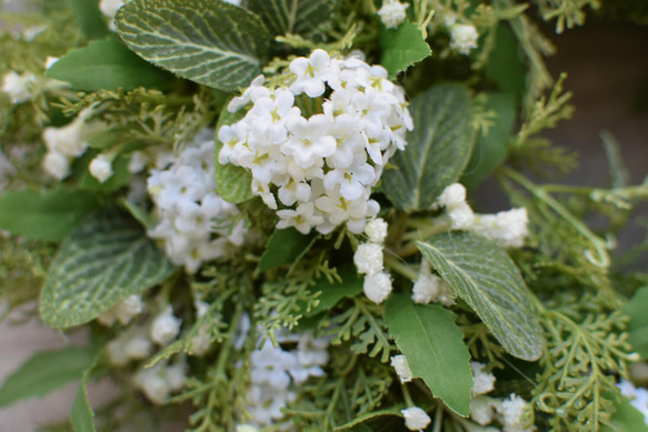 再販【Creema限定】爽やか1年中飾れる 白い小花が可愛いグリーンリース♪_30センチ 4枚目の画像