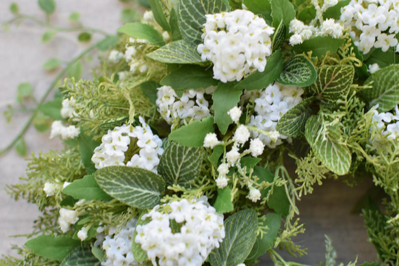 再販【Creema限定】爽やか1年中飾れる 白い小花が可愛いグリーンリース♪_30センチ 2枚目の画像