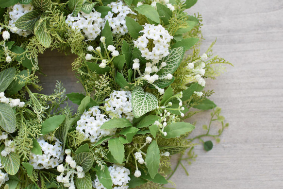 再販【Creema限定】爽やか1年中飾れる 白い小花が可愛いグリーンリース♪_30センチ 5枚目の画像