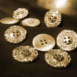 真鍮のボタン 個性的 唐草 丸 円 植物 ハンドメイド 幅約18mm カスタム加工可能 ペンダント ピアス シャツ 袖衿 11枚目の画像