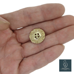 真鍮のボタン 個性的 唐草 丸 円 植物 ハンドメイド 幅約18mm カスタム加工可能 ペンダント ピアス シャツ 袖衿 8枚目の画像