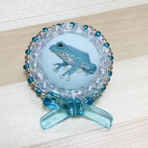 選べるカエルのキラキラビーズ刺繍ブローチ（037） ブローチ