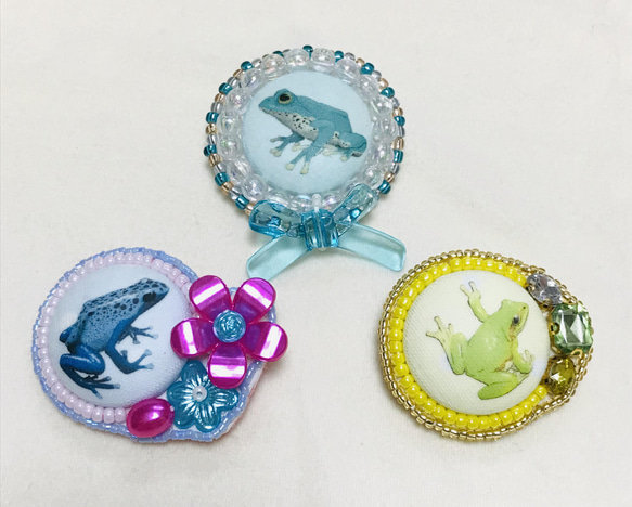 キラキラ カエル、ワニ立体アニマル　ビーズ刺繍ブローチ 選べるカエルのキラキラビーズ刺繍ブローチ（037） ブローチ Atelie