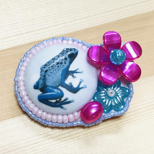 キラキラ カエル、ワニ立体アニマル　ビーズ刺繍ブローチ キラキラ様専用 カエル、ワニ立体アニマル ビーズ刺繍ブローチ