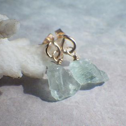 ☆3月誕生石☆*14kgf* Tiny Raw Aquamarine II アクアマリン原石ピアス☆受注制作品☆ 5枚目の画像