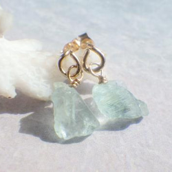 ☆3月誕生石☆*14kgf* Tiny Raw Aquamarine II アクアマリン原石ピアス☆受注制作品☆ 10枚目の画像